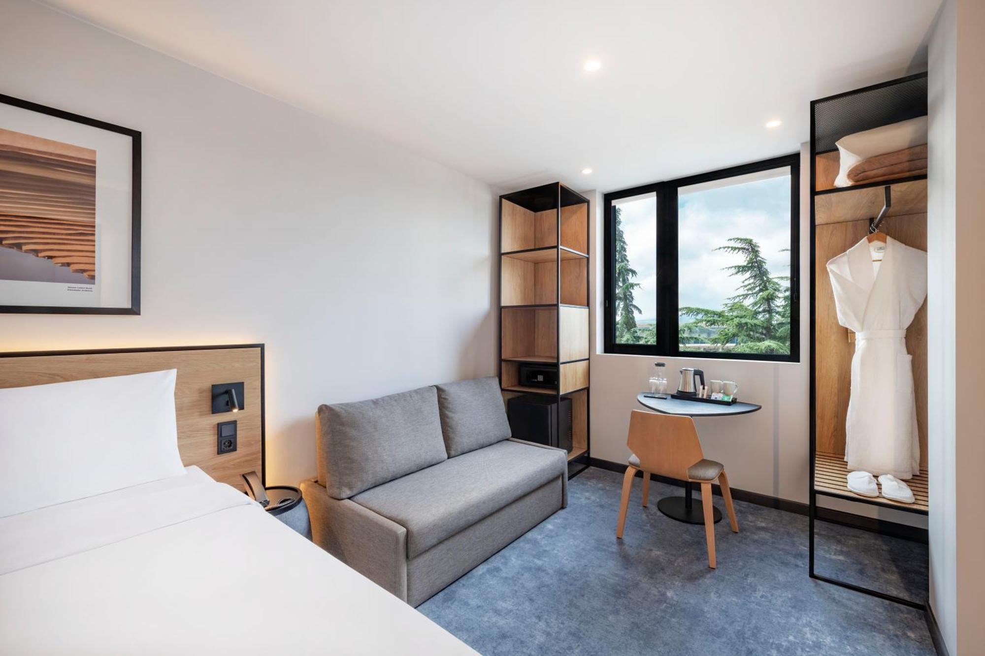 Ibis Tbilisi Airport Hotell Eksteriør bilde